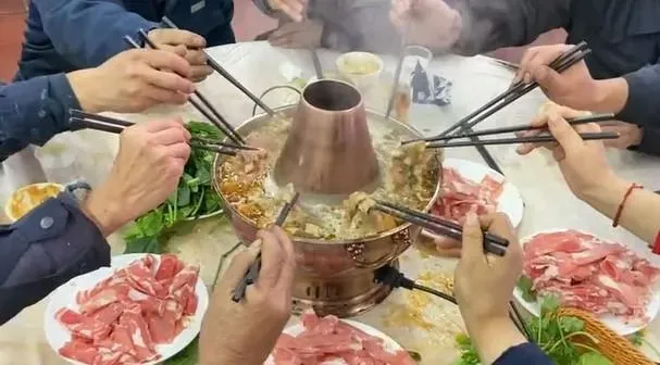 影/暖心暖胃！礦場老闆創「暖冬火鍋節」　請5000名員工帶家人「免費吃10天」