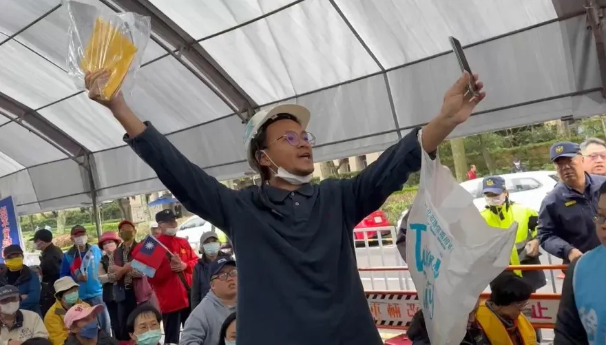 影/侯友宜台上剛講要跟徐巧芯除弊　台下民眾激動高喊手握「柯市府弊案資料」