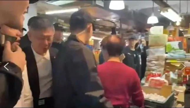 影/超尷尬！柯文哲市場拜票遇嗆　攤販婦開轟「快出去啦」：我們都沒飯吃了