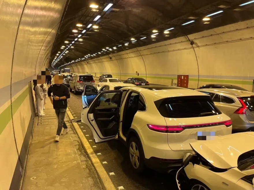 快訊/高雄中寮隧道驚傳「13車追撞」！4人送醫警消增援趕往中