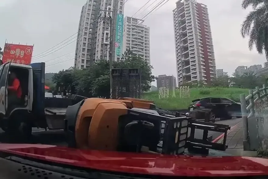 影/禮讓過彎！貨車上「堆高機突翻落」險砸車　駕駛嚇壞：我的錯？