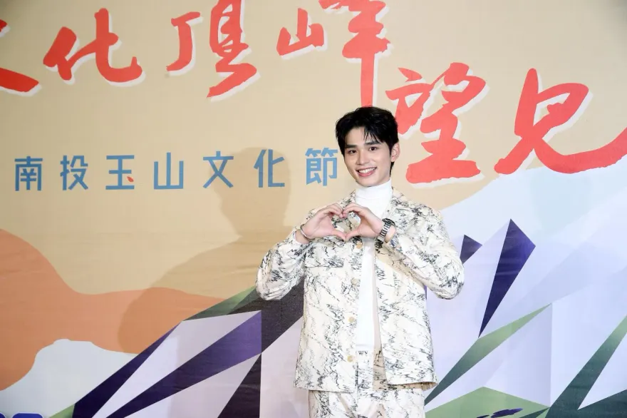 到紫南宮求發財！王品澔如廁遇粉絲要合照…家人害羞急躲避