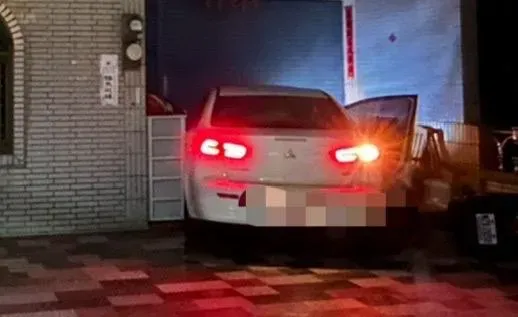 影/協調債務反被刁難！孕妻驚嚇出血　莽男開車撞民宅洩憤
