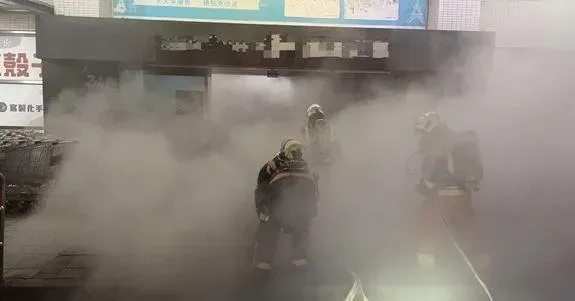 快訊/桃園量販店暗夜火警！　「濃煙狂竄」嚇壞附近住戶狂報案