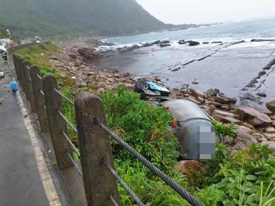 快訊/台2線水泥車衝破護欄、翻落海岸邊　駕駛無恙自行脫困
