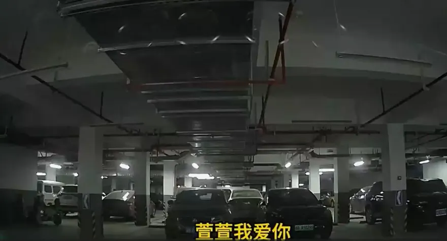 影/「萱萱我愛你」！情侶潛入轎車偷錢　得手後激動告白惹群嘲