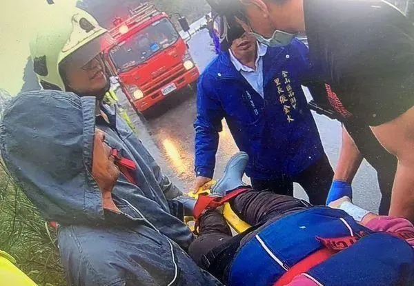 快訊/新北金山女騎士撞護欄「慘摔1.5米深溝」　小腿骨折急送醫