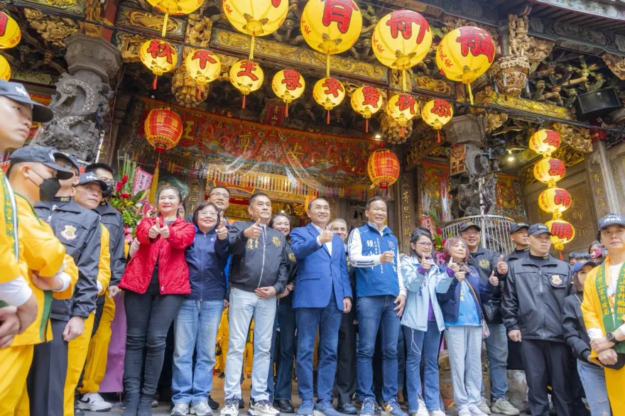 侯友宜參加艋舺青山宮遶境　沿路民眾高喊凍蒜