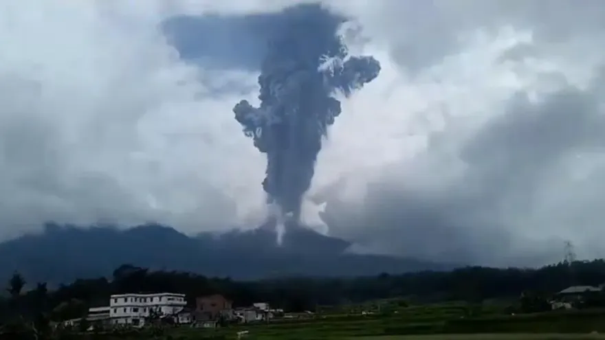 影/印尼蘇門答臘島火山噴發「恐波及日本」　日氣象廳憂沖繩遭海嘯