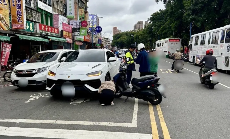 影/撞擊瞬間！新莊男騎士違規左轉　刮中「千萬」巨牛下場曝光