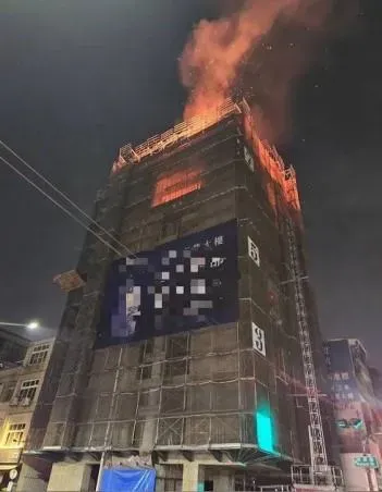 影/高雄新建案深夜大火！7樓以上全面燃燒像「火炬」
