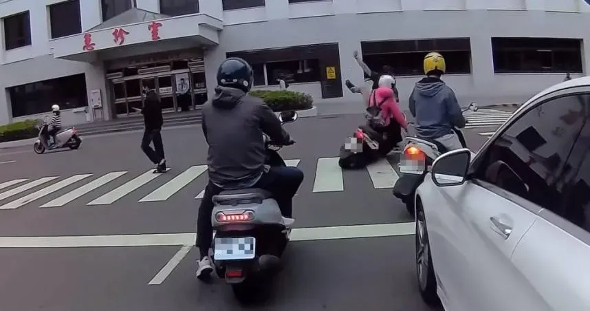 女騎士「謀殺式右轉」撞飛路人…大罵：你突然衝出來　目擊者還原過程