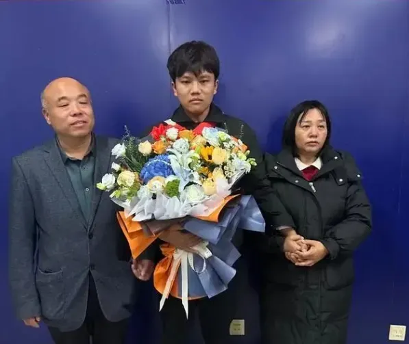 苦盡甘來！裝潢工遭拐賣25年後與家人重逢　獲富豪爸贈「3房1車」