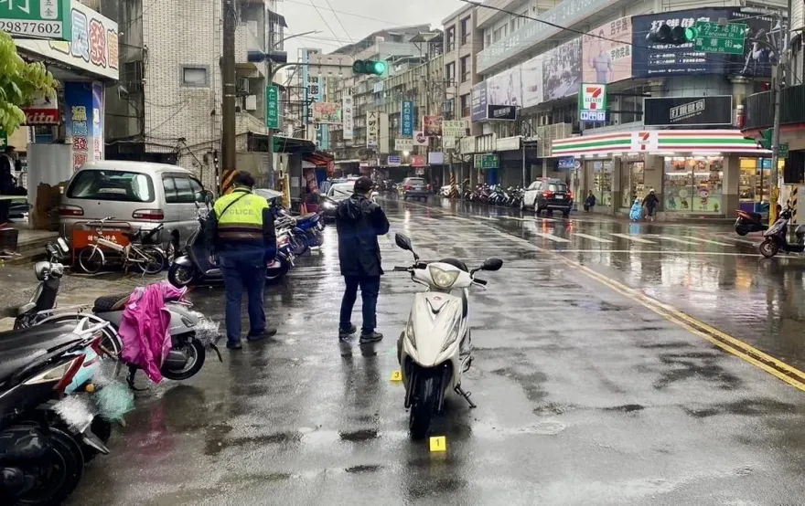 快訊/影片曝光！新北三重行人地獄　7旬翁過馬路遭機車撞飛送醫不治