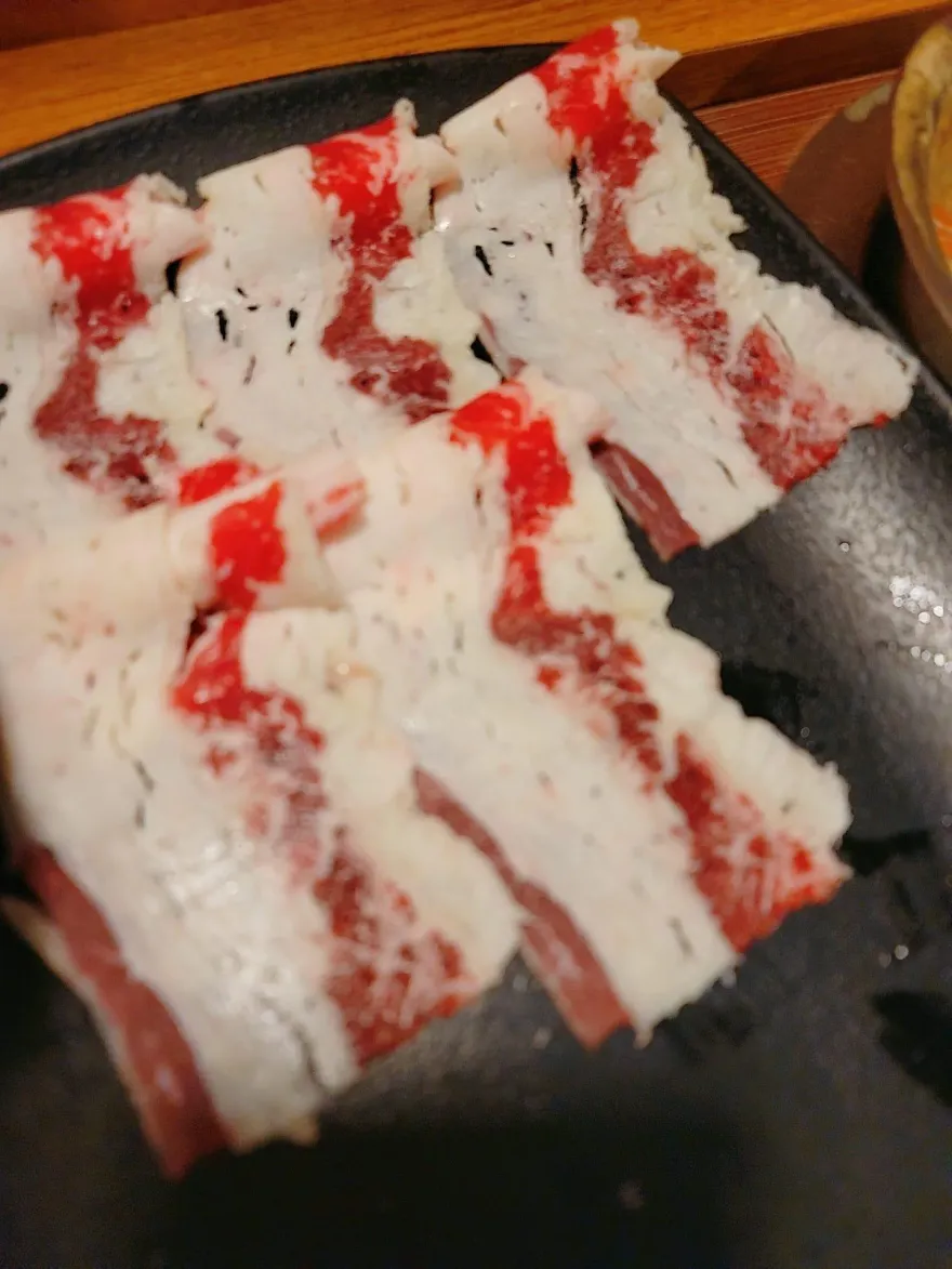 整盤都是油！700元火鍋「肥油比肉多」　全網氣炸：這種肉我都餵狗
