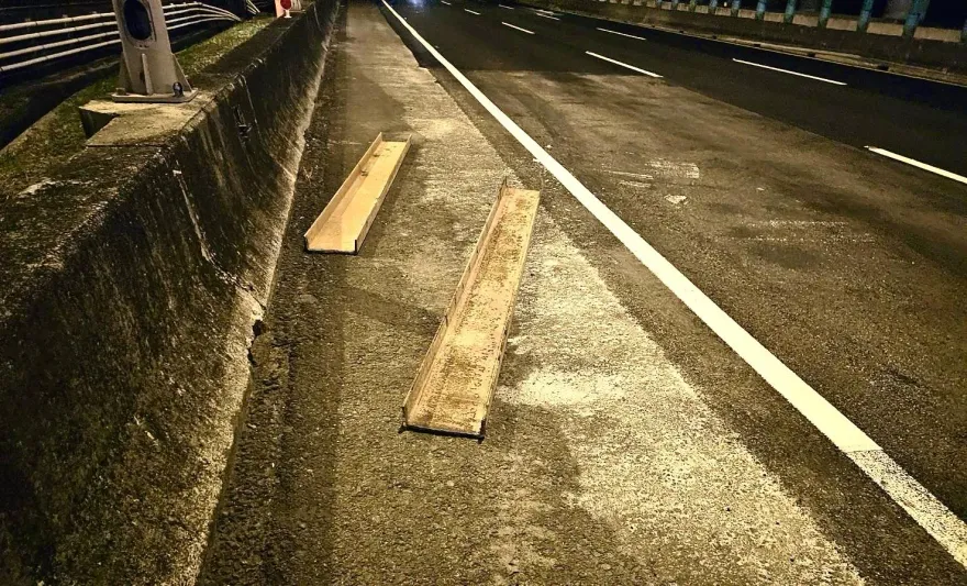 影/爆胎畫面曝光！國1新竹段巨大鋼條佔道　43車壓過「路肩變停車場」