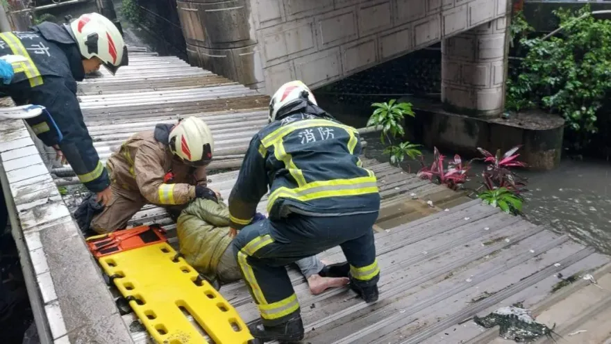 快訊/基隆男4樓墜下　1樓雨遮保他一命「痛到哀哀叫」