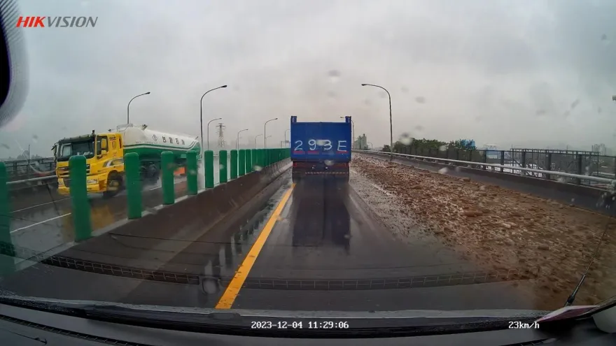 台68快速道路砂石掉落！民眾直擊「跟籃球一樣大」　網友：砂石車烙賽了