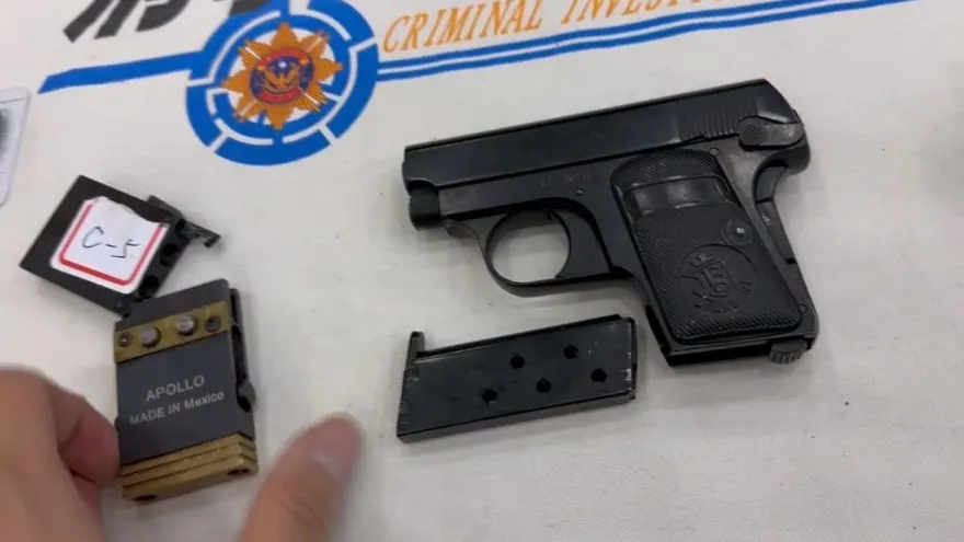 影/宛如小軍火庫！送行者擁8槍百彈　驚見《色戒》名片槍