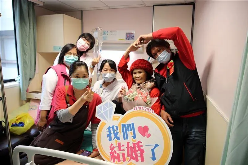 安寧病房完婚！他娶癌末女友喊「就是要給妳一個歸宿」醫護感動見證