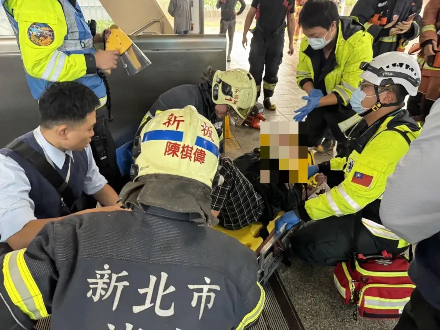 影/板橋捷運站手扶梯夾人！包商搬看板未注意高度遭壓傷送醫