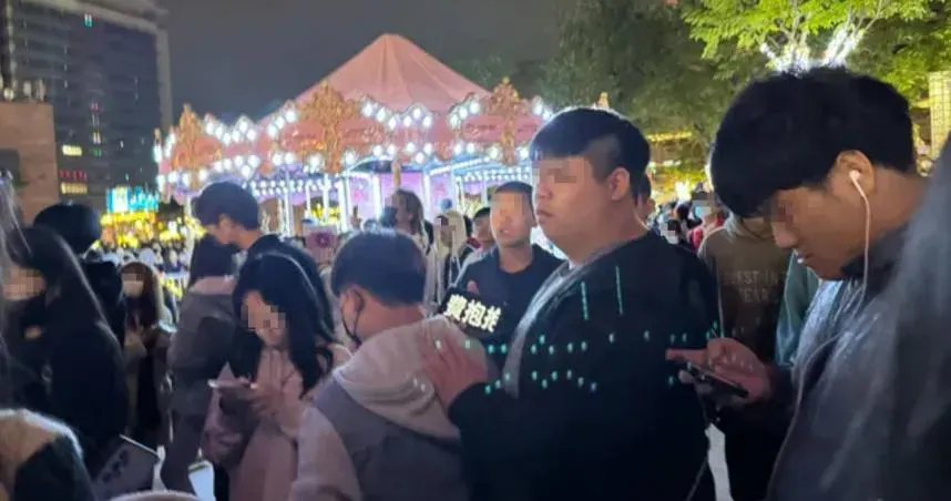 板橋耶誕城出現學生「免費抱抱」　目擊者揭背後目的：超奇怪