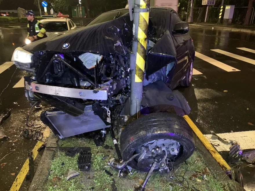 影/半輛BMW X4不見了！三峽女「騎上」分隔島　奇蹟生還