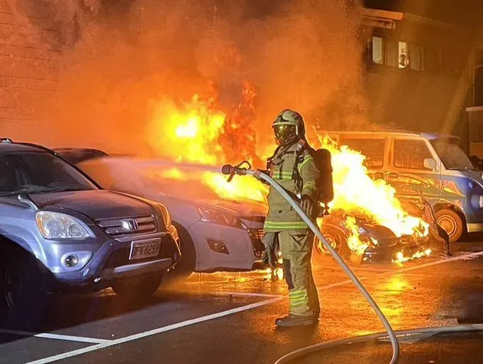安平民宅旁停車場「老賓士」燒起來！車主到場巧遇災　4車毀