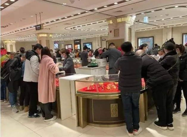 炒房炒股不如「炒黃金」？國際金價破新高　大陸民眾「越漲越買」