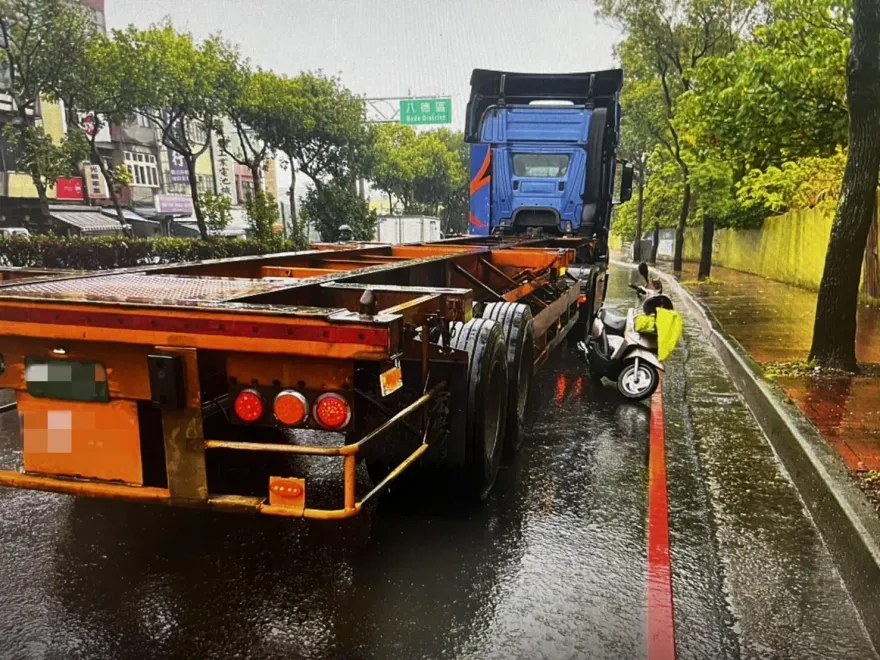 影/中壢死亡車禍！聯結車一起步就撞擊　雙載後座女當場輾斃