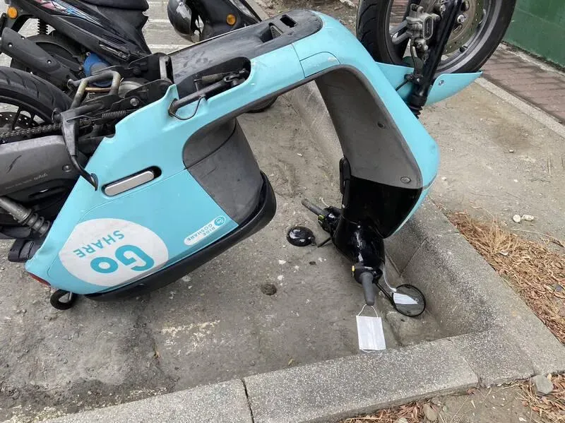 吃飽太閒？高雄4屁孩共享機車「頭下腳上」顛倒放　辯：好玩