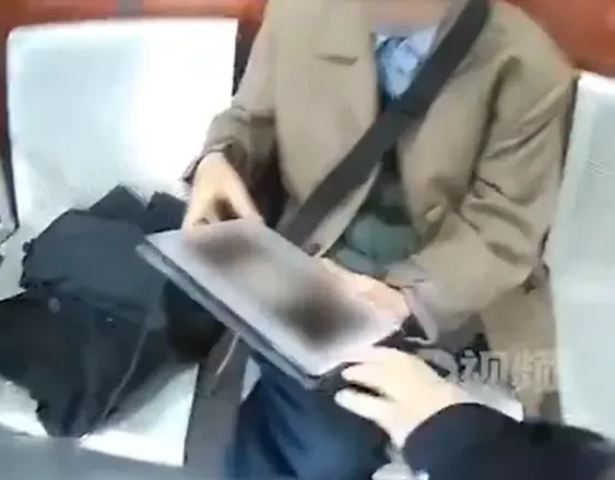 影/8旬老翁錯把女主播當女友　獨自乘高鐵千里追愛稱「我來跟她結婚」