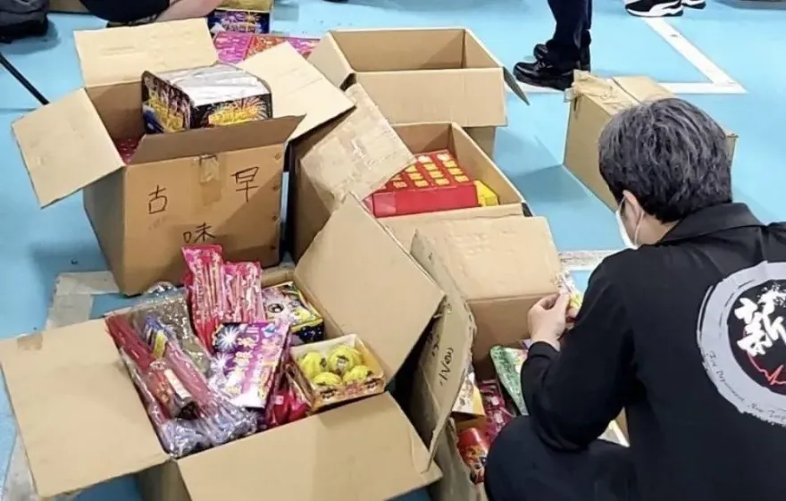 影/新北鶯歌公墓旁倉儲成火藥庫　消防局查扣近噸私存爆竹煙火