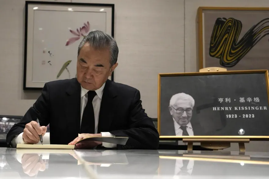 中美關係重要推手！王毅前往美駐華使館　提筆弔唁美前國務卿季辛吉