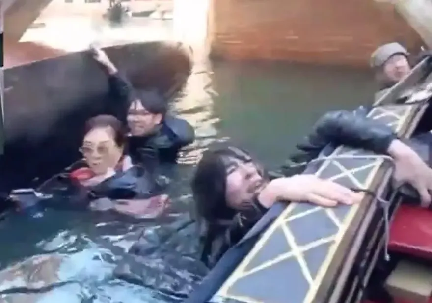 影/大媽落水仍緊抓手機！陸客團遊義搭「貢多拉」慘翻船　疑因拍照亂動釀禍