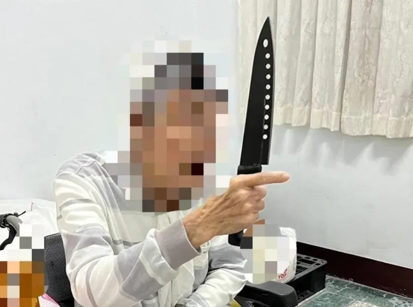 影/嚇！台東8旬阿公持3刀自鎖廚房　「一個MOVE熊抱」警民機智解危