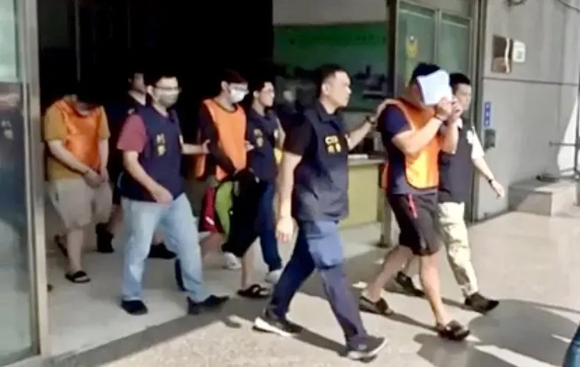 影/假冒政府簡訊詐騙集團17人遭逮　主嫌開名車、吃喝玩樂全靠全靠盜刷