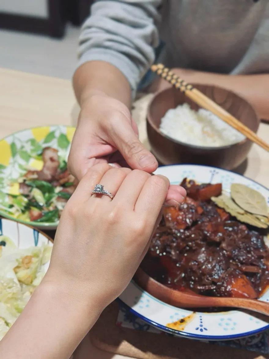 張書偉補求婚「在飯裡藏30萬鑽戒」！謝京穎開心到邊哭邊笑：我願意