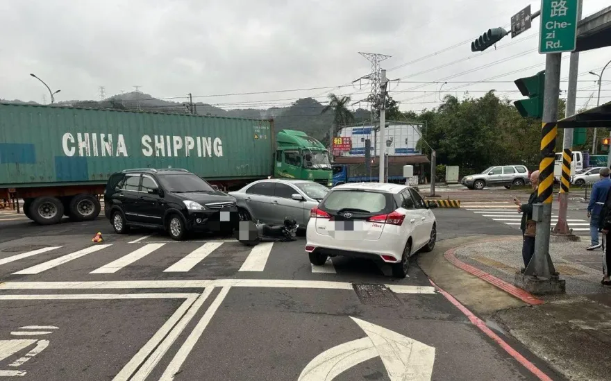影/新店4車路口撞一團！連機車也加入　91歲駕駛胸挫傷