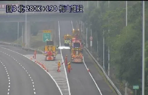 快訊/國3北上梅山段貨車翻覆！　橫躺匝道口「暫時封閉」