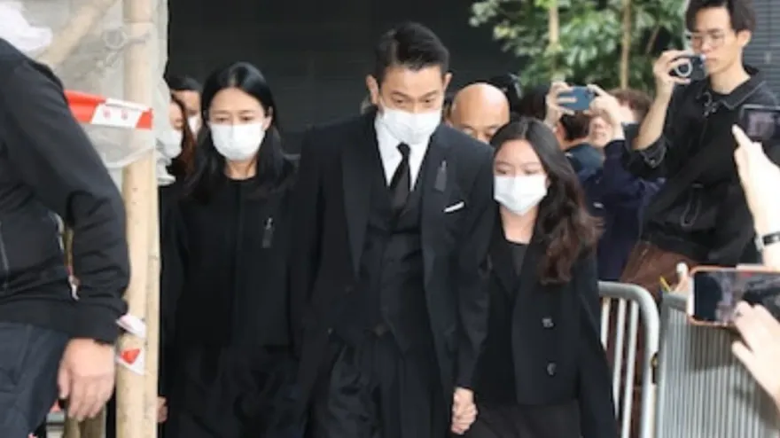 劉德華送別97歲亡父！緊牽朱麗倩、11歲愛女　一家三口罕同框