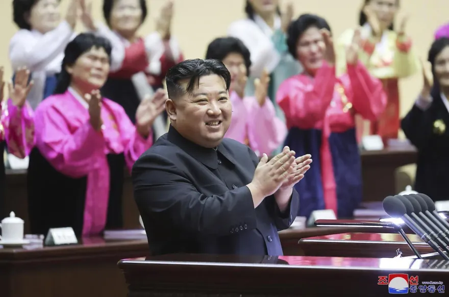 影/金正恩哭了！聽聞母親辛勞頻頻拭淚　呼籲婦女「挽救下跌出生率」