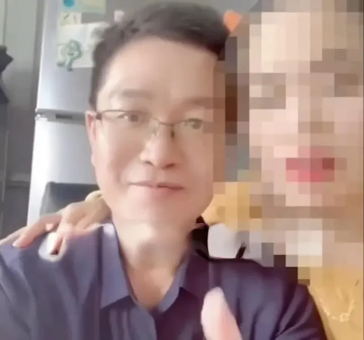 影/高雄警蹺班回家抱D奶妻！制服佩槍直播曬恩愛　遭記過、所長也連坐