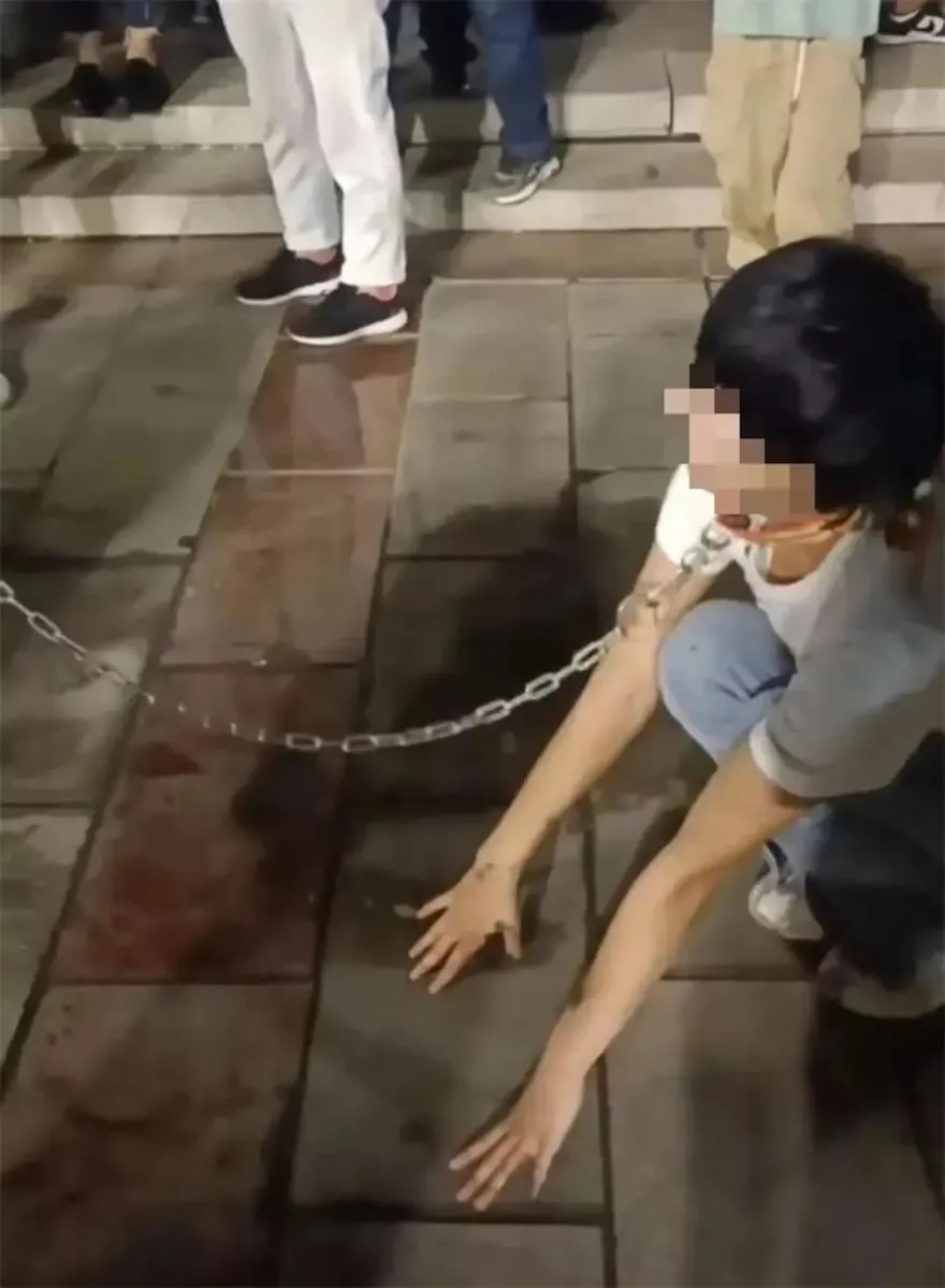 頸套狗鏈被「拖上街遛」還開直播　2網紅下場曝！被警逮捕拘10天