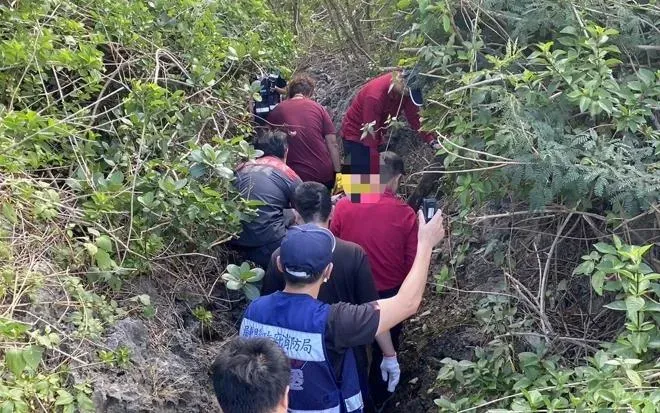影/短褲辣妹攀車城礁岩墜深溝　救護員長背板接力救出