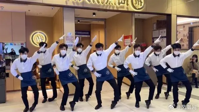 小孩吵看科目三「海底撈店員沒練」...客怒留1星負評！網嗆：當馬戲團