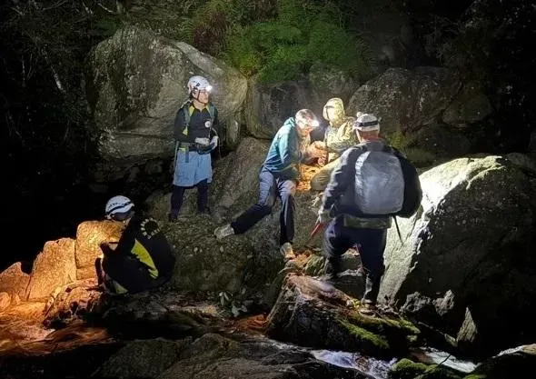 我在哪？2葡萄牙人泰安虎山溯溪迷路　小隊長「略懂外語」神救援