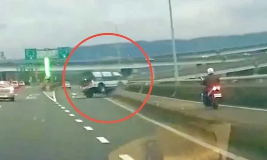 影/驚險畫面曝！廂型車擦撞轎車飛過分隔島　降落機車道騎士嚇雷殘