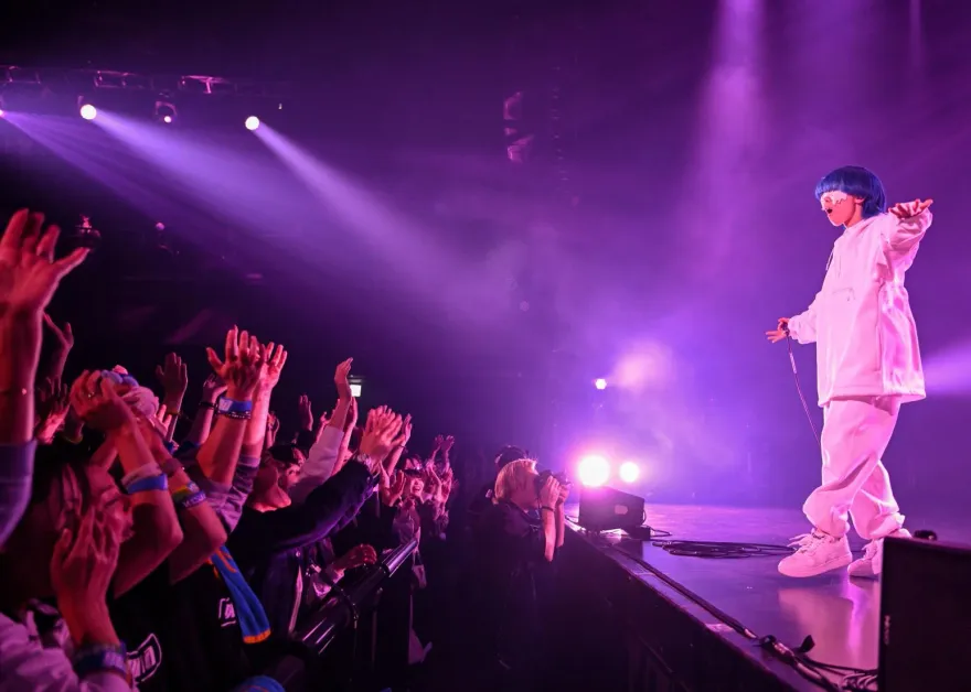 「覆面系」歌手yama 2度登台！飆唱破億金曲驚艷全場　大秀中文：你好台北