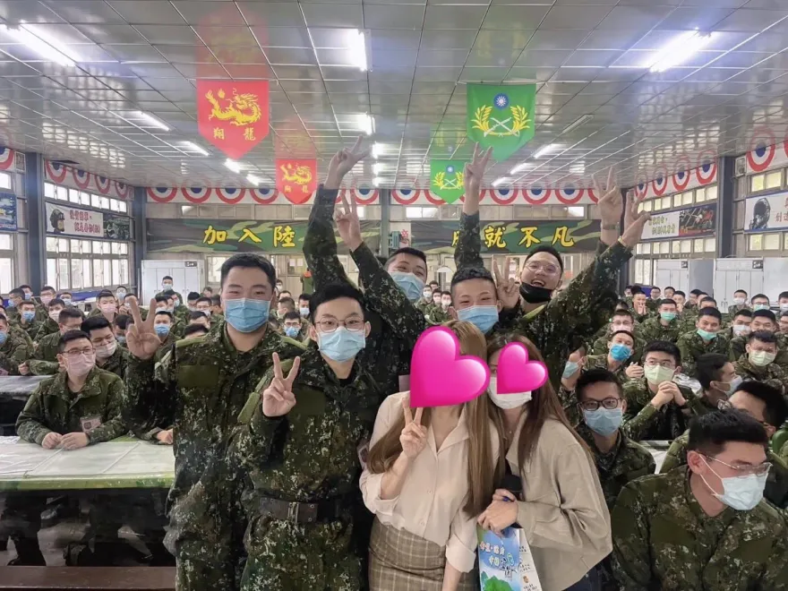 宜蘭另類勞軍！正妹雙姝刑警前進陸軍153旅　宣導反詐阿兵哥樂歪